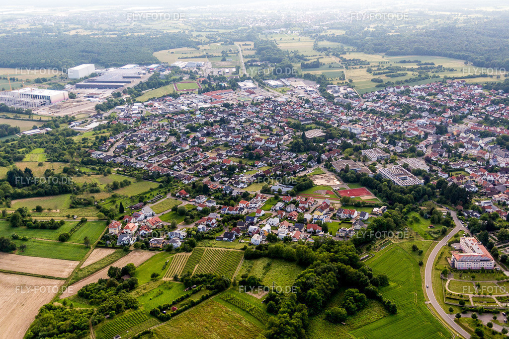 Ortsansicht der Straßen und Häuser der Wohngebiete | Luftbild: Ortsansicht der Straßen und Häuser der Wohngebiete in Östringen im Bundesland Baden-Württemberg in Deutschland. Foto: IMG_089363.jpg vom 10.06.2016 durch Werner Riehm/FLY-FOTO.de - Realisiert mit Pictrs.com