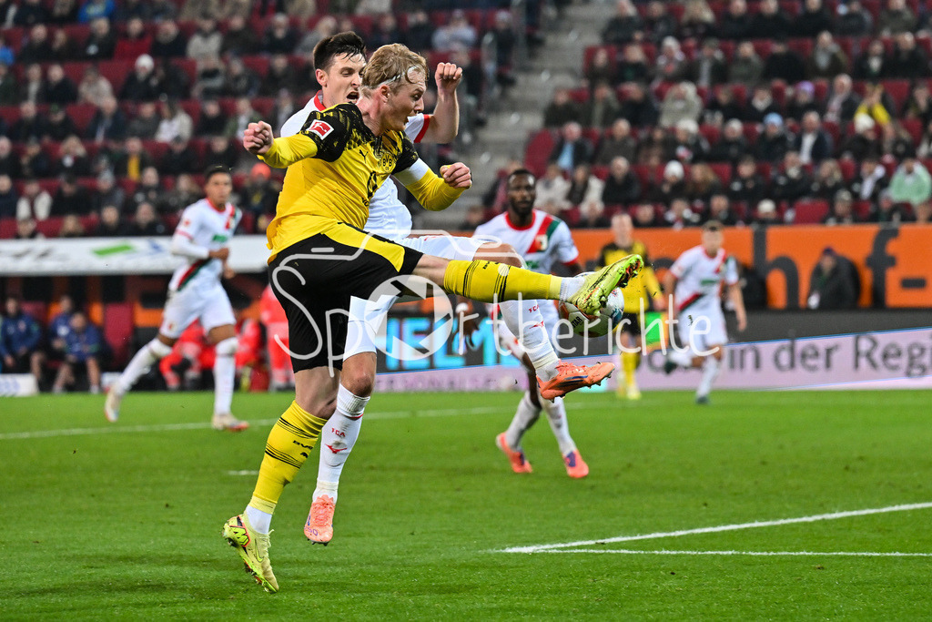 FC Augsburg - Borussia Dortmund | AUGSBURG, GERMANY - Julian BRANDT (Borussia Dortmund 10) against Keven SCHLOTTERBECK (FC Augsburg 31) during the bundesliga match between FC Augsburg vs. Borussia Dortmund on matchday 9 at WWK Arena on October 31, 2025 in Augsburg, Germany / DFL REGULATIONS PROHIBIT ANY USE OF PHOTOGRAPHS AS IMAGE SEQUENCES AND/OR QUASI-VIDEO