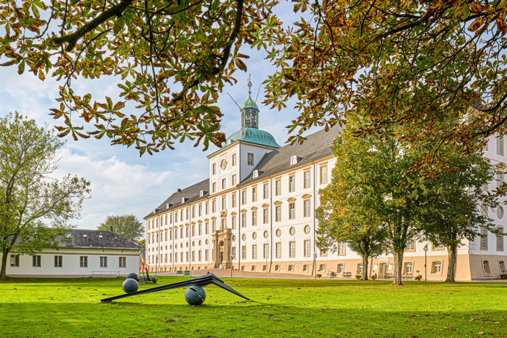Schloss Gottorf | Das Schloss Gottorf befindet sich in Schleswig, es beherbergt das Landesmuseum für Kunst und Kulturgeschichte. Das warm ausgeleuchtete Bild entstand im Herbst, zu sehen ist der Südflügel des barocken Bauwerks. — Auflösung des Originals: 5700 x 3800 px. - Realisiert mit Pictrs.com