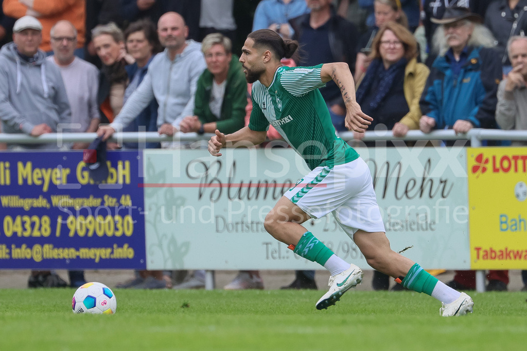 Fussball, Relegation Regionalliga Nord, SV Werder Bremen II - Holstein Kiel II | v.li.: Mikail Polat (SV Werder Bremen II, 8) am Ball, Freisteller, Einzelbild, Ganzkörper, Aktion, Action, Spielszene