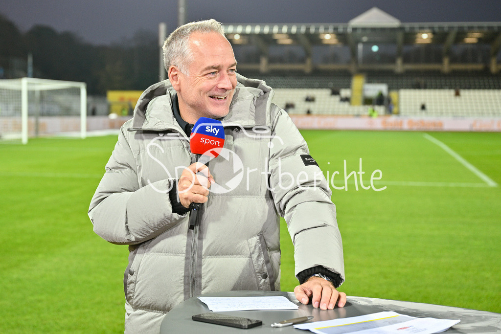 SSV Ulm 1846 Fussball - FC Schalke 04 | SKY Sport Moderator Stefan HEMPEL mit Mikrofon in Akiton / Freisteller / Einzelfoto / 2. Bundesliga: SSV Ulm 1846 Fussball - FC Schalke 04, Donaustadion am 01.11.2024