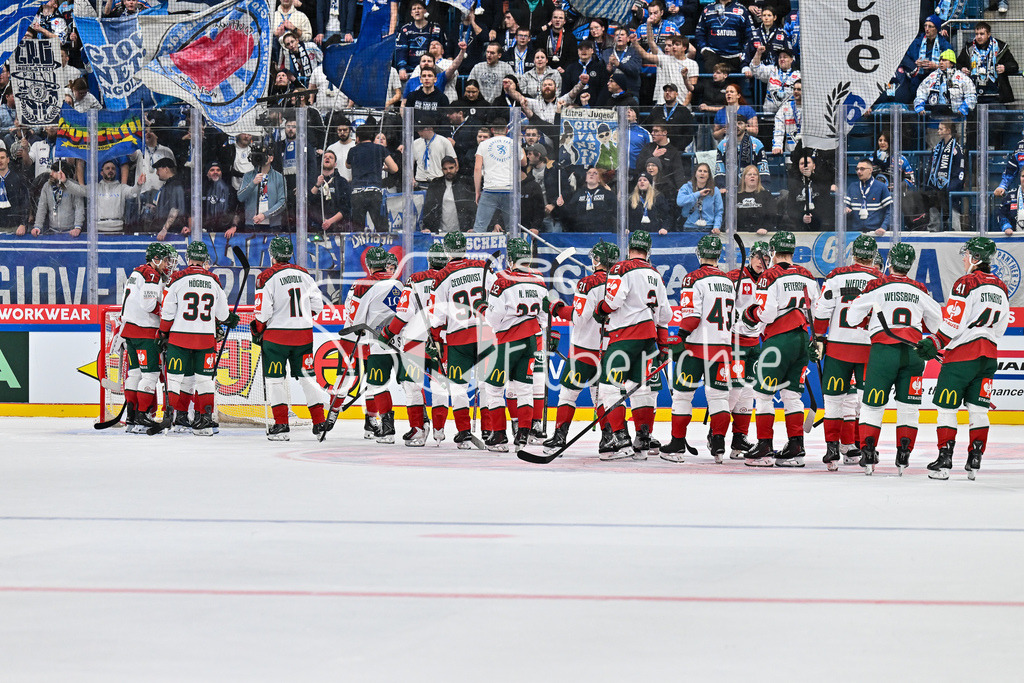 ERC Ingolstadt - Frölunda HC | INGOLSTADT, GERMANY - 02. DECEMBER: die Spieler der Schweden feiern den Auswärtssieg in Ingolstadt nach dem Match zwischen dem ERC Ingolstadt und Frölunda HC beim Hinspiel im Viertelfinale der Champions Hockey League in der Saturn Arena
