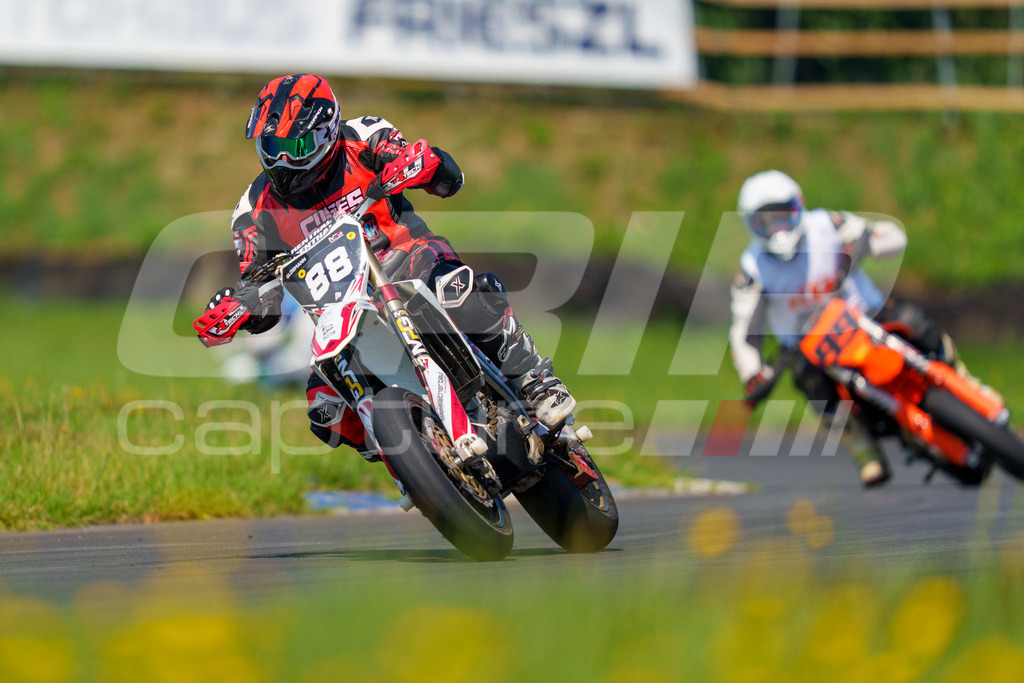 G-Cup + Supermoto Staatsmeisterschaft + Hungarian Supermoto Championship | GRIPcapture steht für authentische Sportfotografie in Österreich – für Momente, die mehr sind als Geschwindigkeit oder Ergebnis. Es geht um Emotion, Spannung, Fokus und den Augenblick, der oft nur einen Wimpernschlag dauert.Ob Motorsport, Teamsport oder 