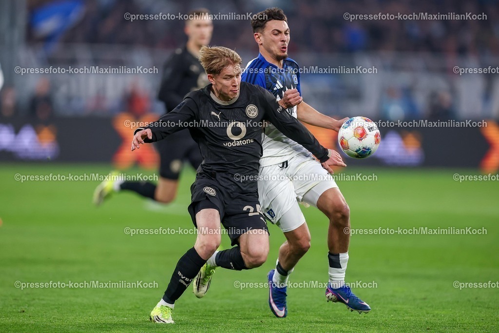 BVB21032601026 | 21.03.2026, Fußball, Borussia Dortmund - Hamburger SV, 1. Fußball Bundesliga, 27. Spieltag, Signal Iduna Park, Saison 2025 2026: Daniel Svensson&nbsp;(BVB #24) im Zweikampf gegen  William Mikelbrencis&nbsp; (HSV #02) DFB regulations prohibit any use of photographs as image sequences and or quasi-video.