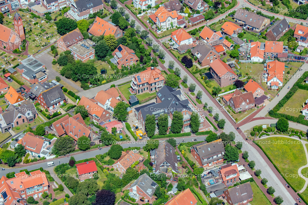 Langeoog_ELS_1320250622 | LANGEOOG 25.06.2022 Ferienhaus Anlage " Lüttjeod Apartmentvilla " in Langeoog auf der Insel Langeoog im Bundesland Niedersachsen, Deutschland. // Holiday house plant of the park " Luettjeod Apartmentvilla " in Langeoog on island Langeoog in the state Lower Saxony, Germany. Foto: Martin Elsen