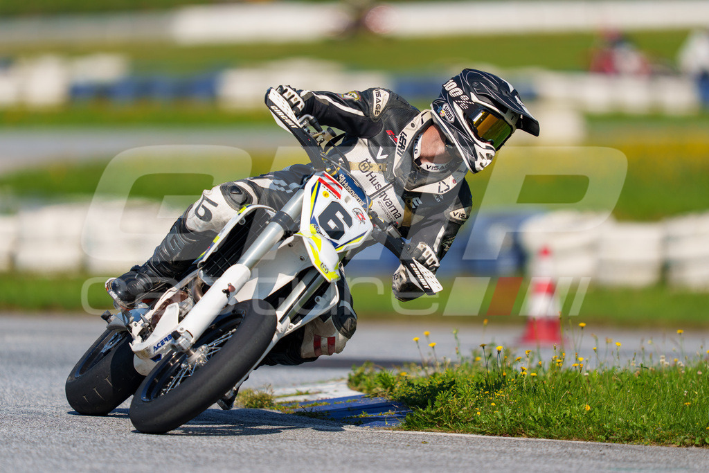 SuperMoto_Staatsmeisterschaft_Greinbach_253 | GRIPcapture steht für authentische Sportfotografie in Österreich – für Momente, die mehr sind als Geschwindigkeit oder Ergebnis. Es geht um Emotion, Spannung, Fokus und den Augenblick, der oft nur einen Wimpernschlag dauert.Ob Motorsport, Teamsport oder 