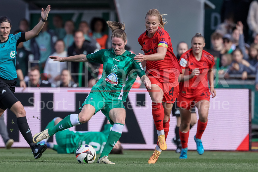 Fussball, Google Pixel Frauen-Bundesliga, SV Werder Bremen - FC Bayern München | v.li.: Reena Wichmann (SV Werder Bremen, 6) und Glodis Perla Viggosdottir (FC Bayern München, 4) im Zweikampf, Duell, Dynamik, Aktion, Action, Spielszene, DIE DFB-RICHTLINIEN UNTERSAGEN JEGLICHE NUTZUNG VON FOTOS ALS SEQUENZBILDER UND/ODER VIDEOÄHNLICHE FOTOSTRECKEN. DFB REGULATIONS PROHIBIT ANY USE OF PHOTOGRAPHS AS IMAGE SEQUENCES AND/OR QUASI-VIDEO.