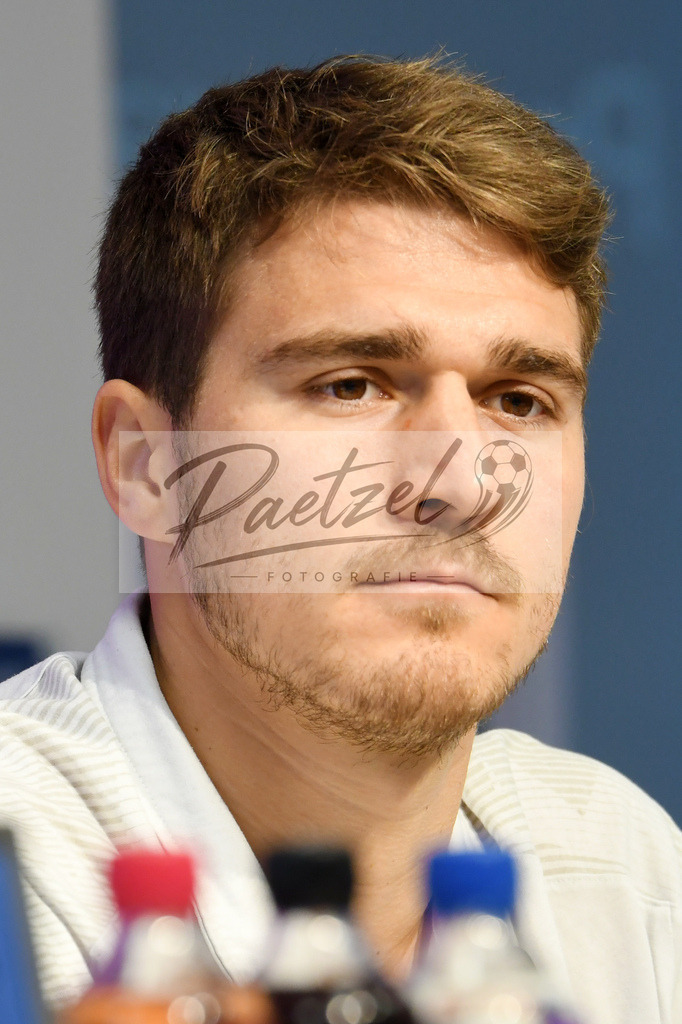 20200206_PKOSNA_0033 | Fußball, Herren: Benjamin Girth (VfL Osnabrueck) schaut waehrend der Pressekonferenz des VfL Osnabrueck im Stadion an der Bremer Bruecke am 06.02.2020 in Osnabrueck, Deutschland. - Realisiert mit Pictrs.com