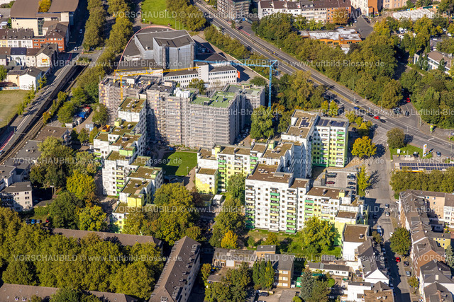 Duisburg241004397 | Luftbild, Theater am Marientor, Hochhaus Wohngebiet Heerstraße mit Baustelle und Renovierung, verhüllte Hausfassaden, Dellviertel, Duisburg, Ruhrgebiet, Nordrhein-Westfalen, Deutschland