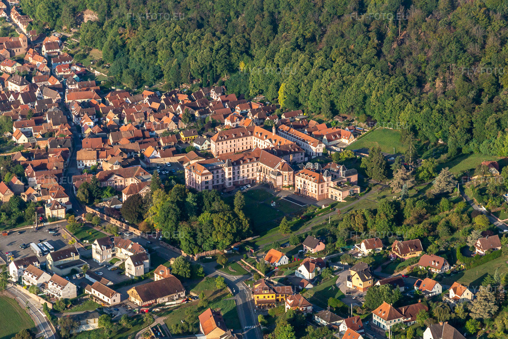 Vue aérienne: Monastère Oberbronn et Hôpital Notre-Dame à Oberbronn dans le département Bas Rhin, France. Photo: IMG_139188.jpg prise le 01/10/2023 par Werner Riehm/FLY-FOTO.eu – Résolution de l'original: 5242 x 3495 px