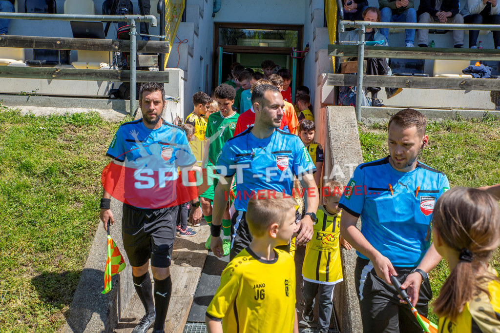 Fußball Halbfinale | Manuel Koller (1. Assistent) Emil Ristoskov (Schiedsrichter) Roman Weger (2. Assistent)Fußball Halbfinale, Irland U15 - Österreich U15 am 29.04.2024 in Arnoldstein (Sportplatz), Austria, (Photo by Ernst Krawagner sport-fan.at) - Realisiert mit Pictrs.com