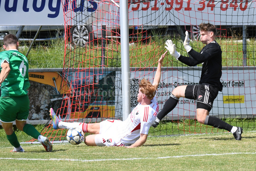 TSV Seebach : TSV Bad Abbach | gemeinsame Rettungstat: Tormann Simon Busch  (TSV Seebach #1) und Philipp Macht (TSV Seebach #17) - Realisiert mit Pictrs.com