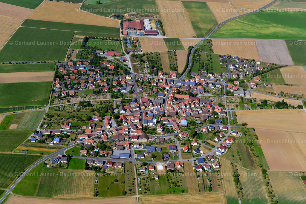 3650272 | DIPBACH 31.08.2016 Ortsansicht am Rande von landwirtschaftlichen Feldern und Nutzflächen  in Dipbach im Bundesland Bayern, Deutschland // Village view on the edge of agricultural fields and land  in Dipbach in the state Bavaria, Germany Foto: Gerhard Launer
