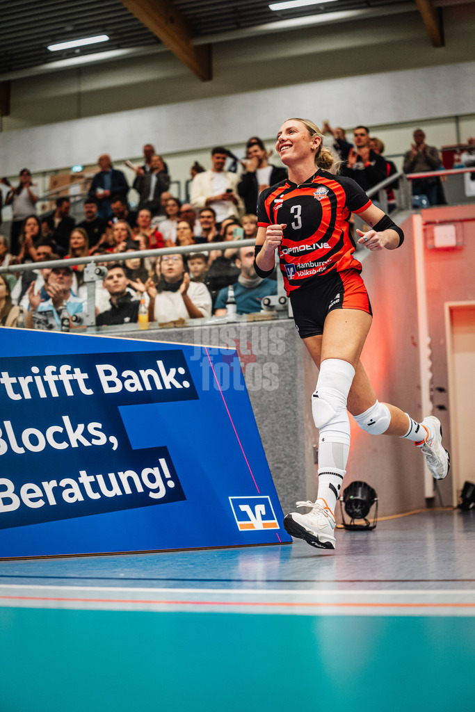 Volleyball | Frauen | Saison 2025/2026 | Volleyball Bundesliga | ETV Hamburger Volksbank Volleys vs. Dresdner SC | 15.11.2025 | Lina Köster (#3, ETV Hamburger Volksbank Volleys) läuft in die Arena ein