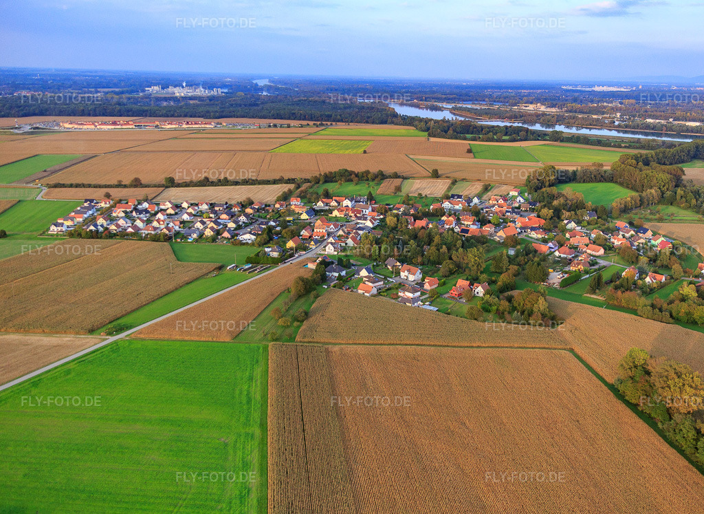 Luftbild: Ortsansicht von Osten in Neuhaeusel im Bundesland Bas-Rhin in Frankreich. – Foto: IMG_074375.jpg vom 04.10.2014 durch Werner Riehm/FLY-FOTO.de – Auflösung des Originals: 4785 x 3491 px