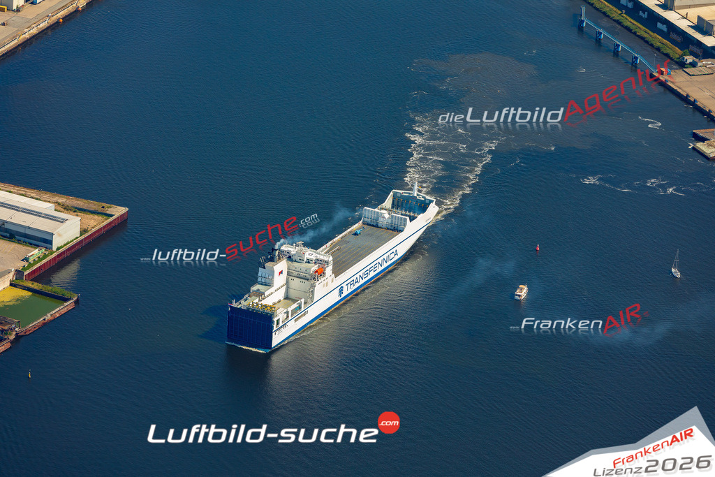 Schrägluftbild  Fähre  Lübeck - Das Luftbild wurde 2025 vom UL-Flugzeug heraus erstellt (ohne Drohne- keine Drohnenaufnahme ) - Hochauflösende Luftaufnahme -Nicht vergleichbar mit Google Maps oder Satelittenbilder- Die Geschenkidee !Mit Lizenz und Bildrechte bestellbar