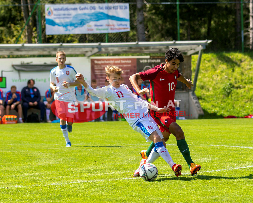 Portugal  U15 -Czech Republic U15 | JOÃO SIMÕES (Portugal #10) KRYSTOF CIZEK (Czech Republic #17) JIRI ZIMA (Czech Republic #8) ; Portugal  U15 -Czech Republic U15 am 29.04.2022 in Arnoldstein
(Sportplatz), AUSTRIA, (Photo by Ernst Krawagner sport-fan.at) - Realisiert mit Pictrs.com