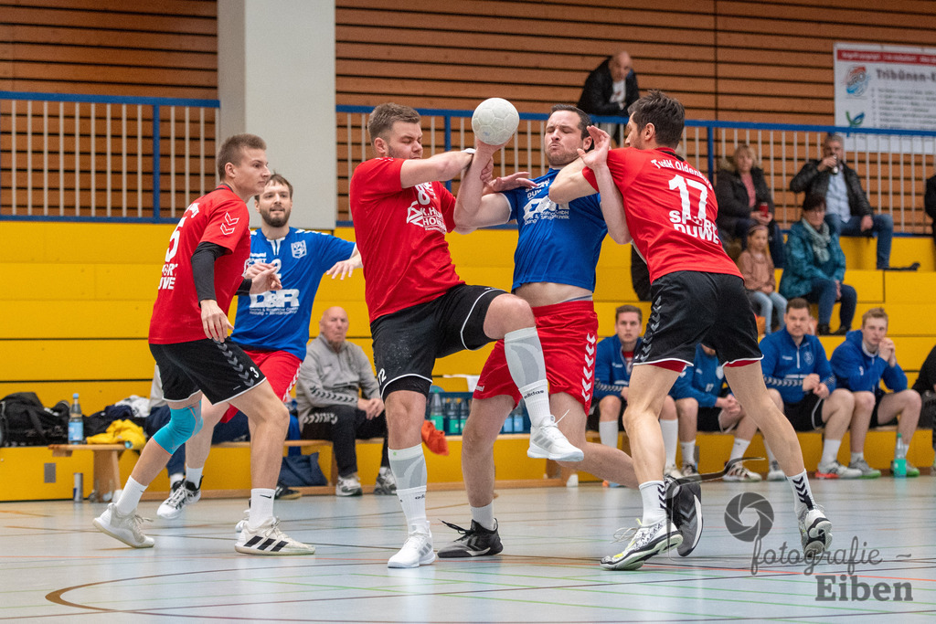 VfL Rastede-TvdH Oldenburg 2 | Landesliga Männer ;VfL Rastede (blau)-TvdH Oldenburg 2 (rot) am 15.04.2023 in Rastede (Mehrzweckhalle Feldbreite), Deutschland, Photo: Philip Eiben 2023 - Realisiert mit Pictrs.com