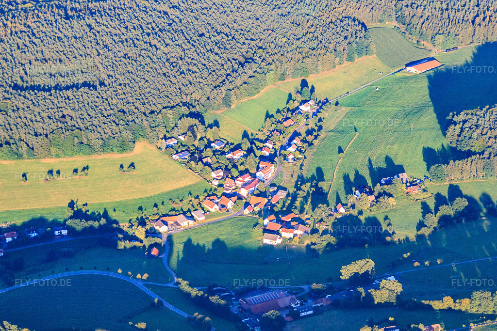 Luftbild: Ortsansicht von Nordwesten im Ortsteil Güttersbach in Mossautal im Bundesland Hessen in Deutschland. Foto: IMG_52020.jpg vom 18.08.2012 durch Werner Riehm/FLY-FOTO.deAuflösung des Originals: 4752 x 3168 px