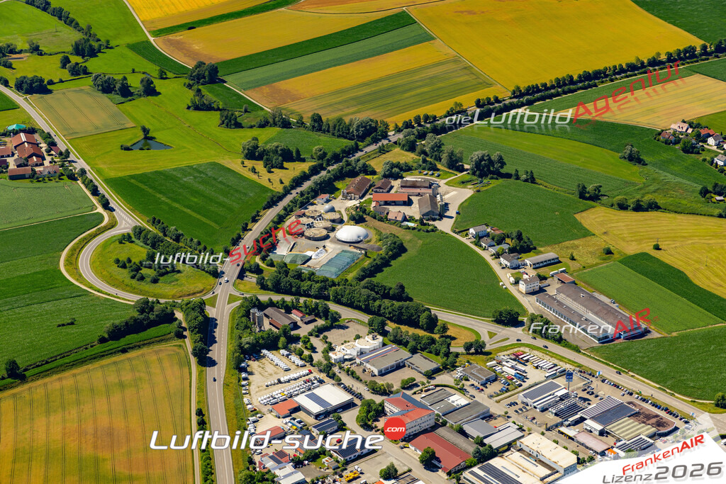 Die Luftaufnahme Gewerbegebiet - Aichach wurde 2022 vom Flugzeug aus (keine Drohne) erstellt. Hohe Auflösung -für große Poster und Wandbilder geeignet - Garantiert!