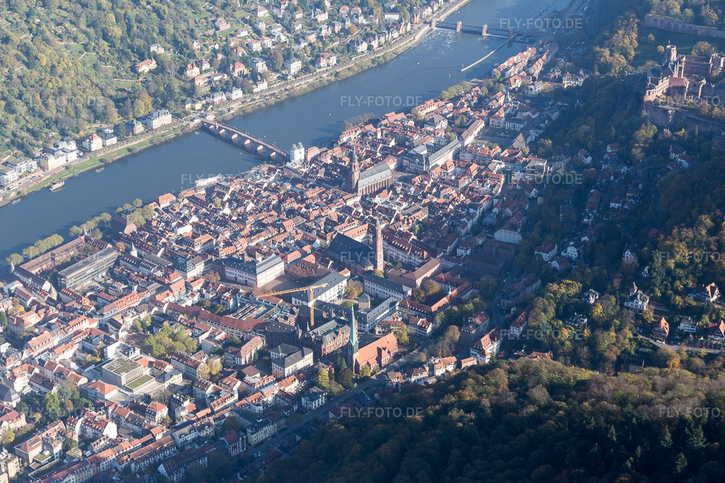 Luftbild: Jesuitenkirche und Heiliggeistkirche in der Altstadt im Ortsteil Kernaltstadt in Heidelberg im Bundesland Baden-Württemberg in Deutschland. Foto: IMG_104198.jpg vom 31.10.2017 durch Werner Riehm/FLY-FOTO.de
