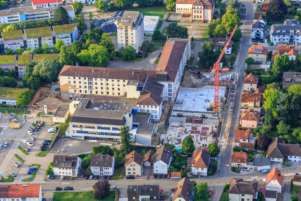 Luftbild: Baustelle zur Erweiterung der Asklepios Südpfalzklinik Kandel in Kandel im Bundesland Rheinland-Pfalz in Deutschland. Foto: IMG_149472.jpg vom 09.08.2025 durch Werner Riehm/FLY-FOTO.deAsklepios Südpfalzklinik Kandel - Asklepios Südpfalzklinik Kandel