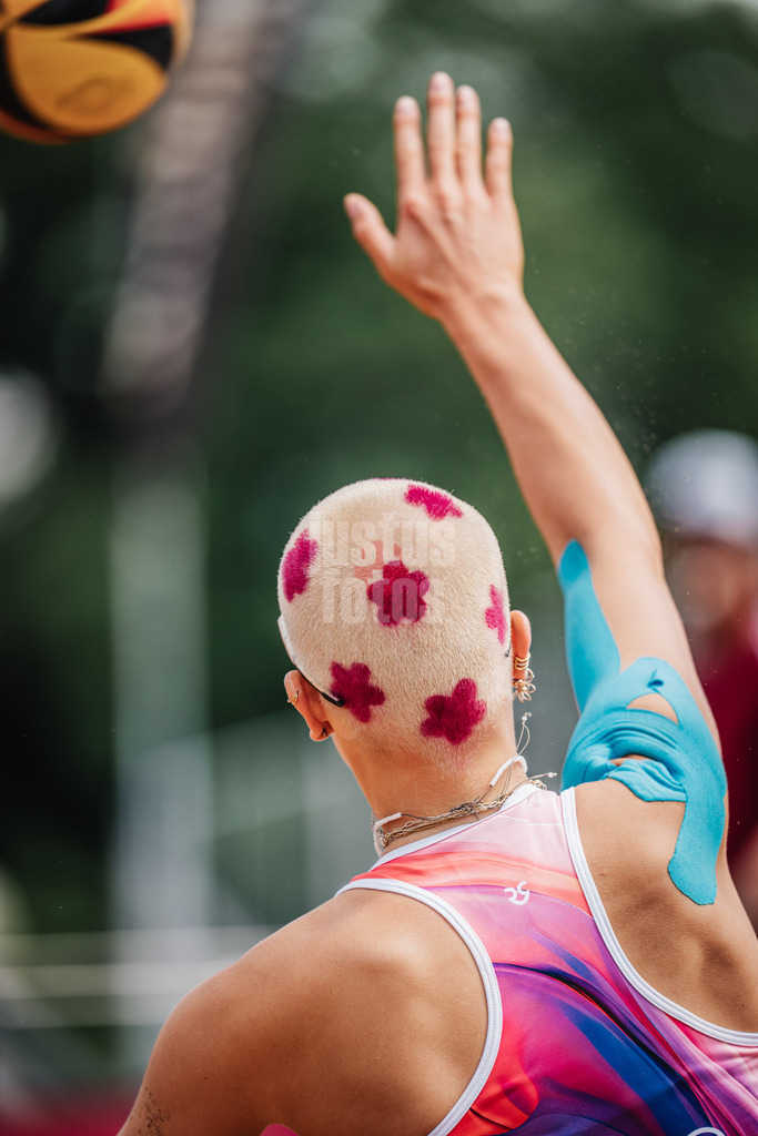 Beachvolleyball | Frauen | Allianz German Beach Tour 2025 | Tourstop München | 04.07.2025 | Mareet Maidhof beim Aufschlag Frisur