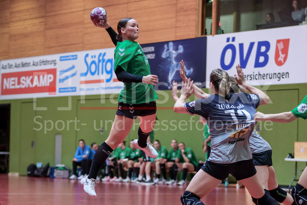 Handball, 2. Bundesliga Frauen, SV Werder Bremen - SV Union Halle-Neustadt | Mathilda Häberle (SV Werder Bremen, 19) beim Wurf, am Ball, Spielszene, Aktion, Action