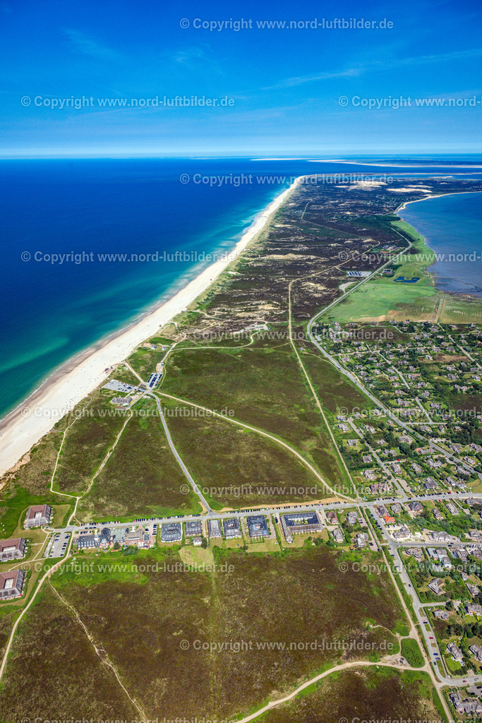Sylt_Kampen_Kurhausstrasse_Rotes_Kliff_Ferienwohnung_Kliffsand_Syltluxus_ELS_5419210625 | KAMPEN (SYLT) 13.06.2025 Ferienhaus Anlage Kurhausstraße in Kampen (Sylt) auf der Insel Sylt im Bundesland Schleswig-Holstein, Deutschland. Weiterführende Informationen bei: Hotel Rungholt. // Holiday house plant of the park Kurhausstrasse in Kampen (Sylt) at the island Sylt in the state Schleswig-Holstein, Germany. Further information at: Hotel Rungholt. Foto: Martin Elsen