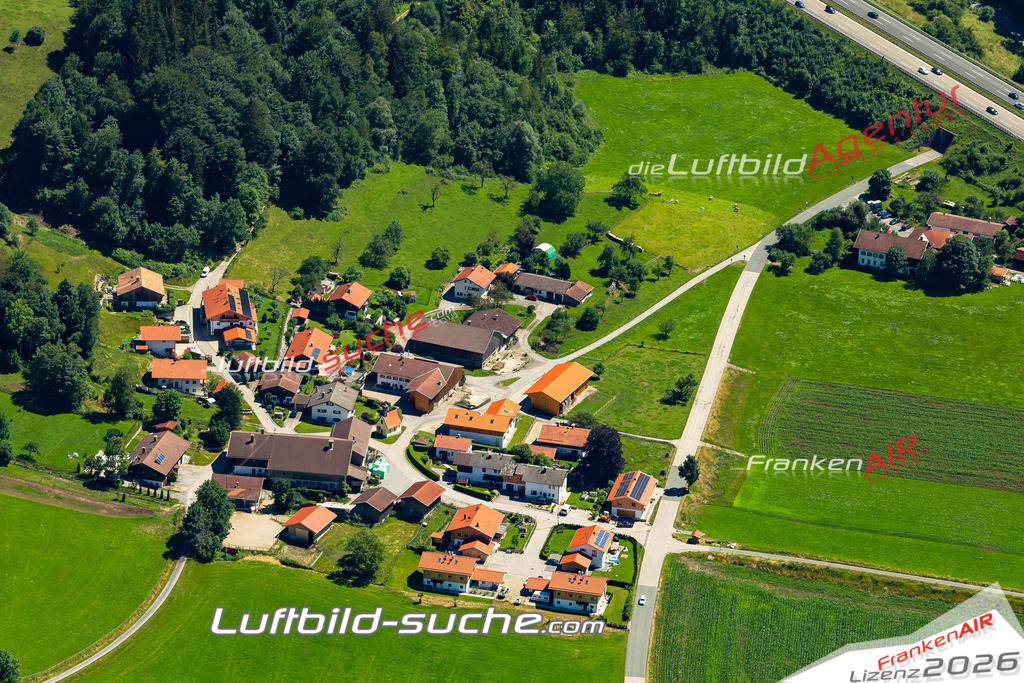 Aktuelles Luftbild von Loiderding Irschenberg - Die Luftaufnahme wurde 2022 mittels UL-Flugzeug erstellt ( keine Drohne ) - hochauflösende Kamera-Systeme von  Canon -Beste Qualität - Für grossformatige Ausdrucke geeignet. Die Geschenkidee !