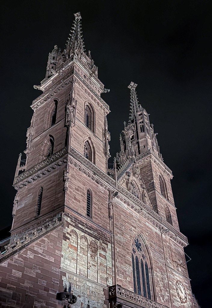 Wandbild Basler Münster bei Nacht - Gotische Architektur | Dieses beeindruckende Architektur-Wandbild zeigt das geschichtsträchtige Basler Münster in einer faszinierenden Nachtaufnahme. Der rötliche Sandstein des Wahrzeichens kontrastiert grandios mit dem tiefen Schwarz des Nachthimmels, während die kunstvolle, warme Illumination die filigranen gotischen Türme und Verzierungen majestätisch hervorhebt. Fotograf Robert Steinke fängt die spirituelle Würde und die historische Eleganz dieses Schweizer Kulturdenkmals in meisterhafter Schärfe ein. Ein exklusives optisches Highlight für anspruchsvolle Wohnräume, repräsentative Flure oder das Büro. Erhältlich als hochwertiger Premium-Kunstdruck auf Leinwand, edlem Alu-Dibond oder unter brillantem Acrylglas für maximale Tiefenwirkung. - Realisiert mit Pictrs.com