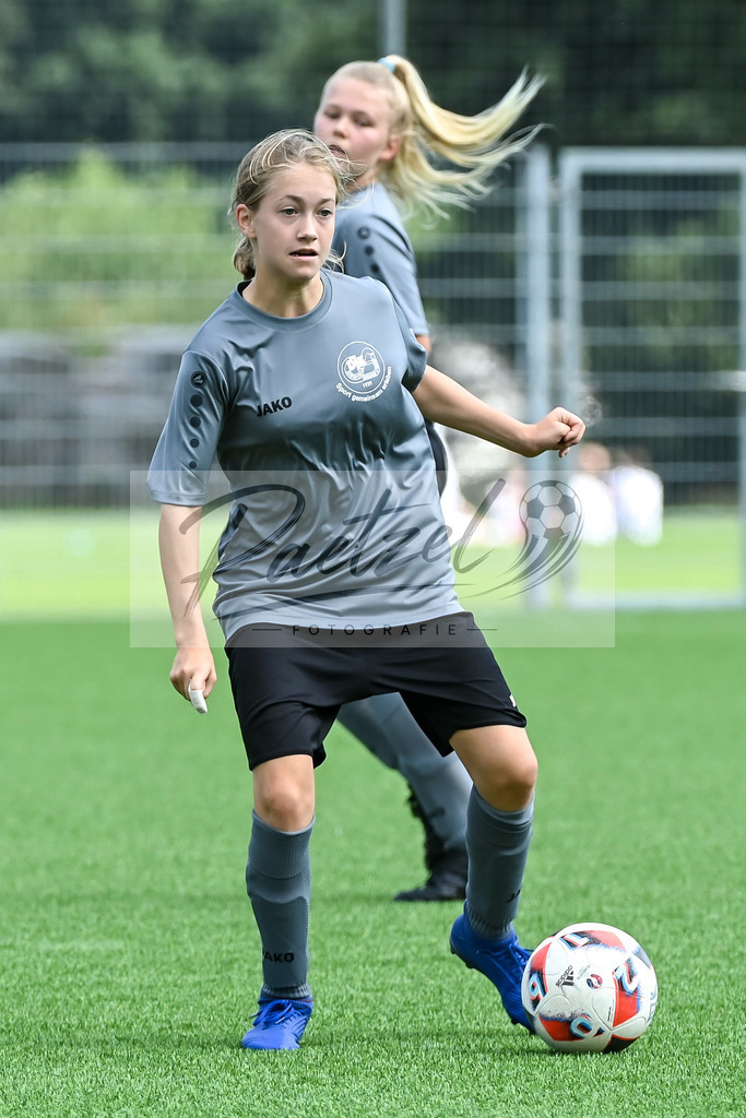 IBBGRE20200829_0044 | Fussball, C-Juniorinnen:   beim Testspiel zwischen DJK Arminia Ibbenbueren und TSG 07 Burg Gretesch im Sportzentrum Schierloh am 29.08.2020 in Ibbenbueren, Deutschland. - Realisiert mit Pictrs.com