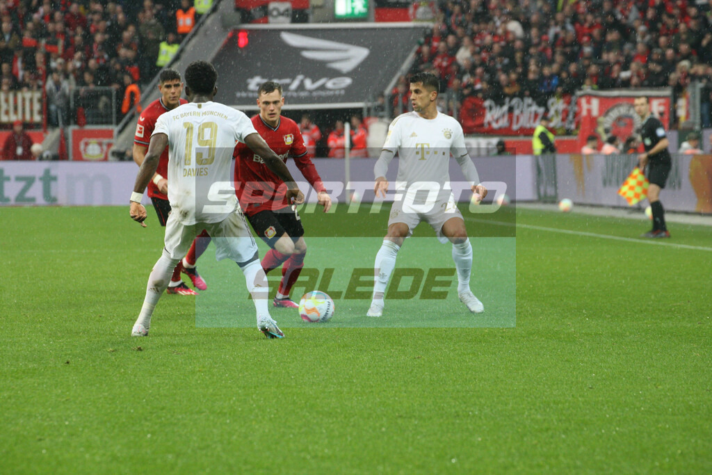 Bayer 04 Leverkusen - FC Bayern München | Florian Wirtz am Ball - © Sportfoto-Sale (MK) - Realisiert mit Pictrs.com