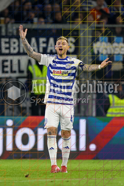 MSV Duisburg vs Rot-Weiss Essen - 3. Liga | Duisburg, Deutschland, 26.10.25:   Alexander Hahn (MSV Duisburg) gestikuliert, Gestik waehrend des Spiels der 3. Liga MSV Duisburg vs Rot-Weiss Essen in der schauinsland-reisen-arena(Foto von Brauer-Fotoagentur / Adrian Schlueter)