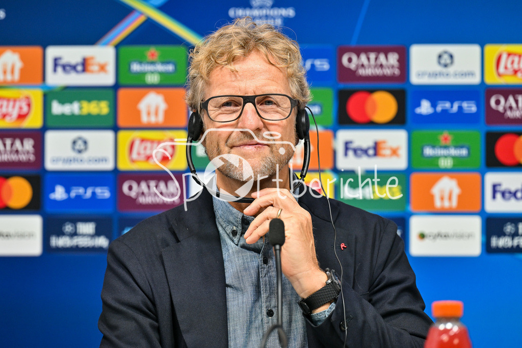 Paphos FC - FC Bayern München | im Bild Dieter NICKLES Pressesprecher des FC Bayern Muenchen auf der Pressekonferenz vor dem Spiel in Pafos / Einzelfoto / Freisteller