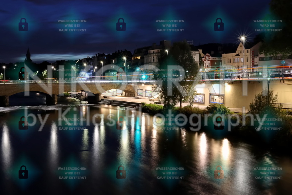 Die Lennepromenade bei Nacht | Ein Photo der Lennepromenade in Iserlohn-Letmathe. Die Lichter der Straßenlaterne spiegeln sich im Wasser der Lenne.