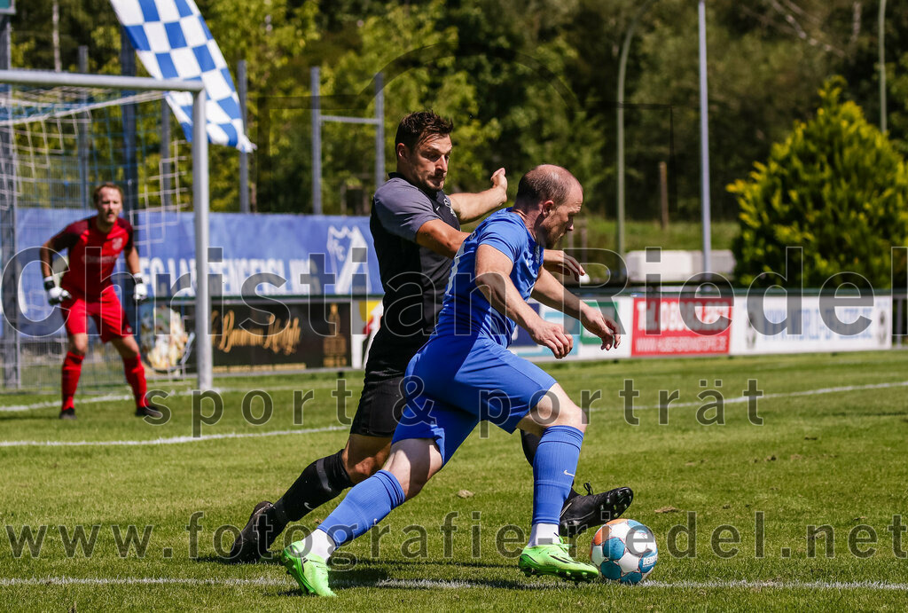 2023-08-12_008_FC_Langengeisling_gegen_ESV_Freilassing | Erding, Deutschland, 12.08.2023:
Fußball, Bezirksliga Oberbayern Ost 2023 / 2024, 4. Spieltag, FC Langengeisling gegen ESV Freilassing, Endergebnis: 2:1

Andreas Buchberger (FC Langengeisling, #5), Albert Deiter (ESV Freilassing, #11)

Foto: Christian Riedel / fotografie-riedel.net