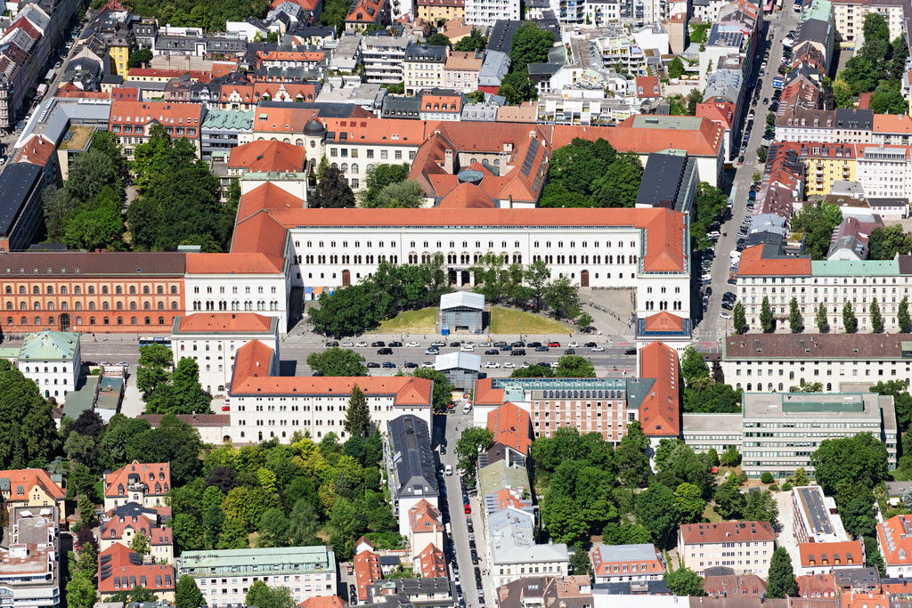dr__0202595.jpg | MüNCHEN 29.06.2023 Übersicht über die Leopoldstraße mit Gebäuden der Universität LMU am Geschwister-Scholl-Platz und Ludwigskirche im Stadtteil Schwabing in München im Bundesland Bayern. // Overview of the Leopoldstrasse with buildings of the University LMU at the Geschwister-Scholl-Platz and Ludwigskirche in the district Schwabing in Munich in the federal state of Bavaria, Germany. Foto: Daniel Reiter