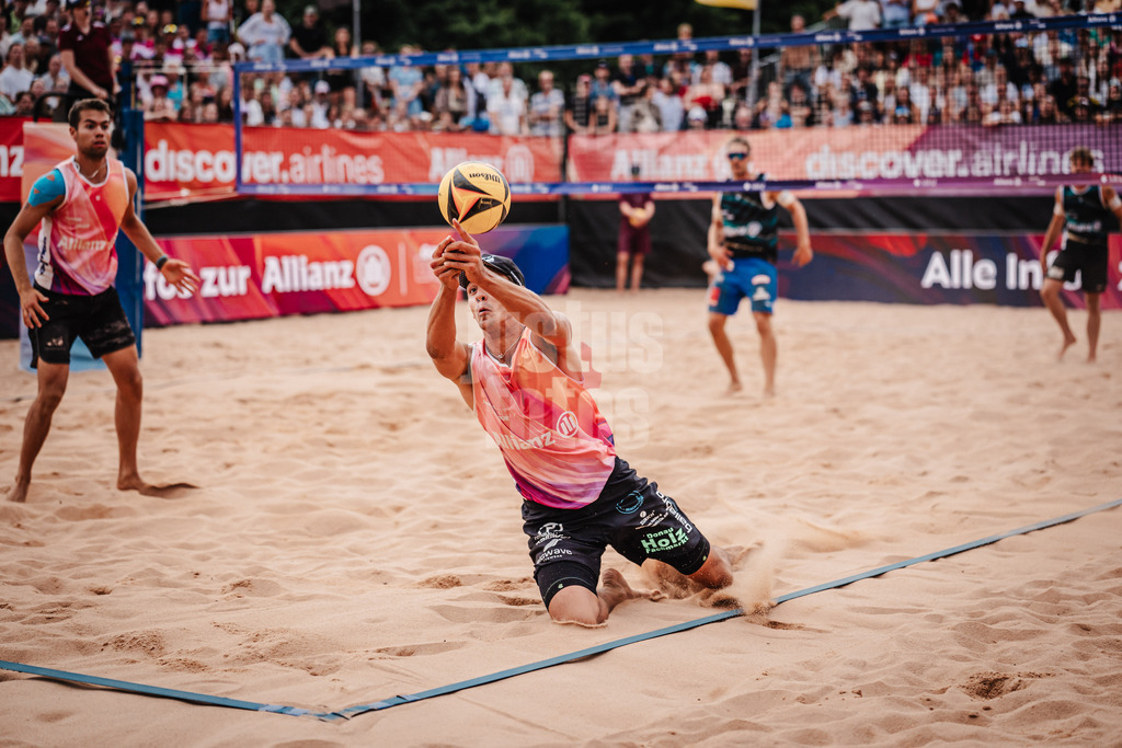 Beachvolleyball | Männer | Allianz German Beach Tour 2025 | Tourstop München | 06.07.2025 | Valentin Schneckenburger spielt den Ball