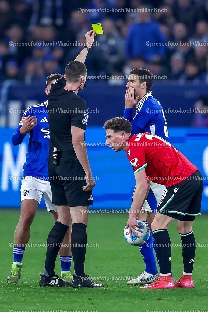S0414032502226 | 14.03.2025, Fußball, FC Schalke 04 - Hannover 96, 2.. Fußball Bundesliga, 26. Spieltag, Veltins-Arena Gelsenkirchen, Saison 2024 2025: Schiedsrichter Richard Hempel zeigt die Gelbe Karte für Marcin Kaminski (Schalke04 #35)DFB regulations prohibit any use of photographs as image sequences and or quasi-video.
