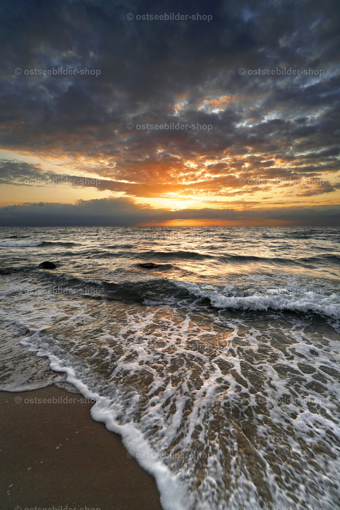 Ein Traum in Gold | Ein goldener Abendhimmel spiegelt sich im zarten Wellenmuster am Ostseestrand.