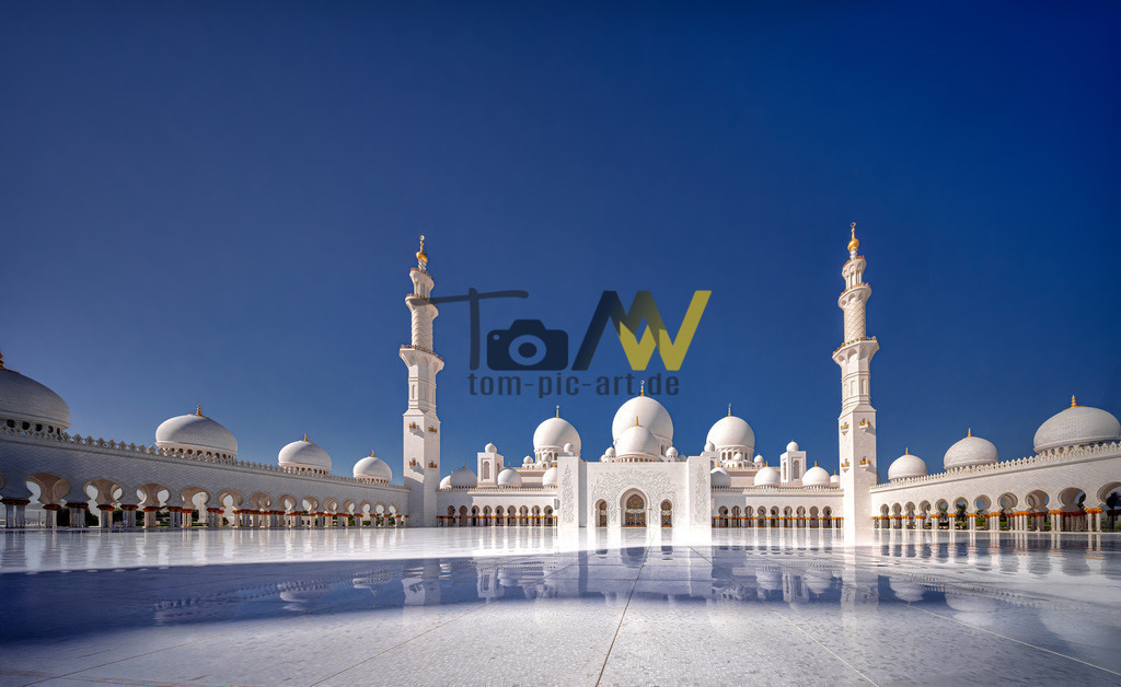 Innenhof der Scheich Zayid Moschee-Schoene Marmorsäulen-II | Die abgebildete Moschee ist die Scheich-Zayid-Moschee in Abu Dhabi, Vereinigte Arabische Emirate. Sie ist die größte Moschee der VAE und eine der größten der Welt. Die Moschee ist für ihre beeindruckende Architektur bekannt, die aus strahlend weißem Marmor, vergoldetem Messing und Swarovski-Kristallen besteht. Sie verfügt über den weltgrößten handgeknüpften Teppich und einen der größten Kronleuchter der Welt. Die Moschee ist eine der wenigen in der Region, die auch Nicht-Muslimen offensteht und den Dialog zwischen verschiedenen Kulturen fördern soll. Der Bau dauerte 12 Jahre und wurde 2007 fertiggestellt; sie bietet Platz für über 40.000 Gläubige.  - Realisiert mit Pictrs.com