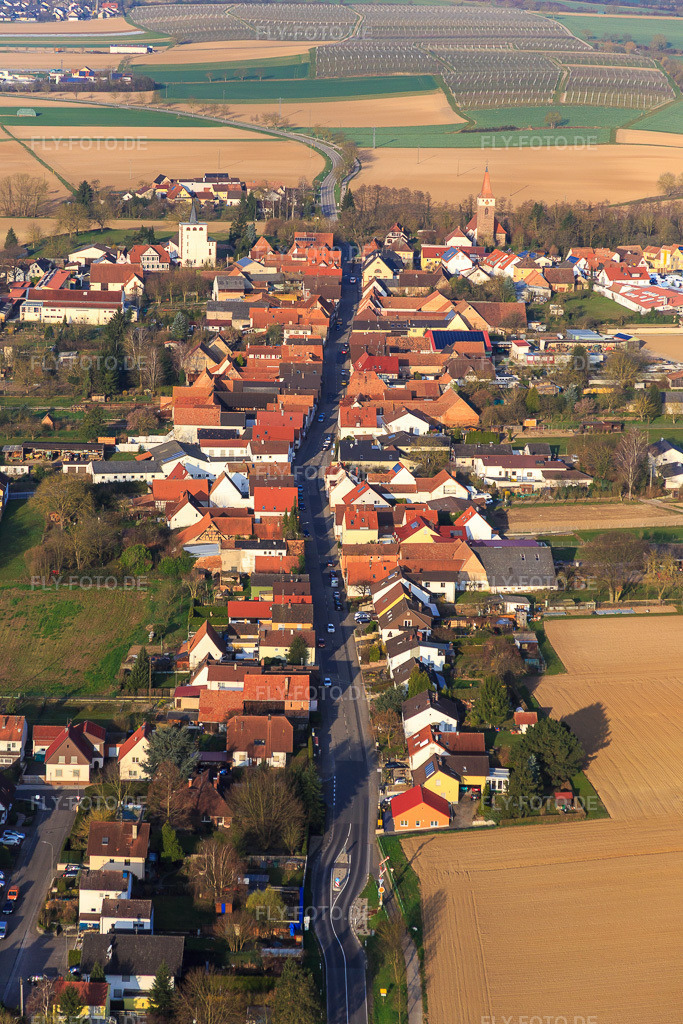 Luftbild: Hauptstraße von Osten in Minfeld im Bundesland Rheinland-Pfalz in Deutschland. Foto: IMG_076804.jpg vom 28.03.2015 durch Werner Riehm/FLY-FOTO.de