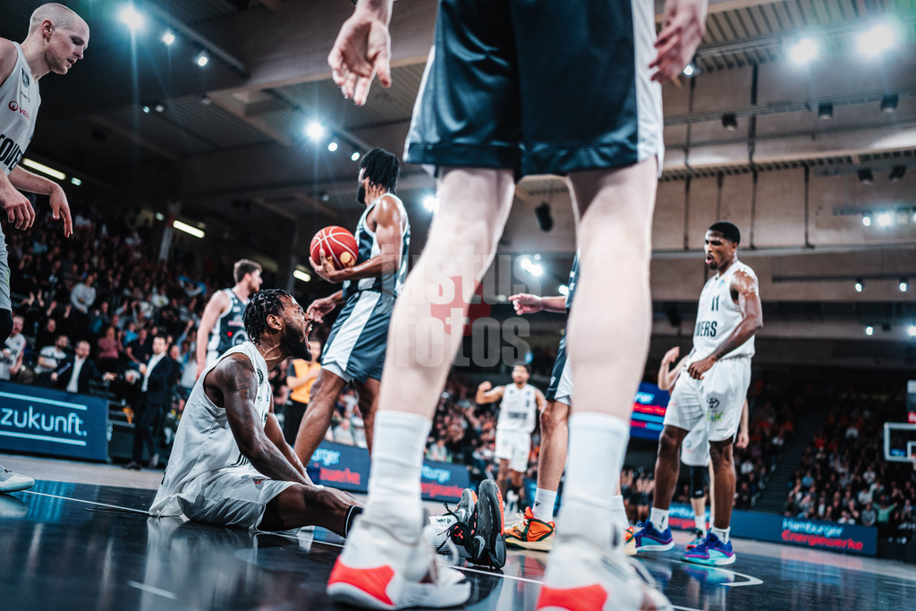 Basketball | Männer | Saison 2023/2024 | easyCredit Basketball Bundesliga | Veolia Towers Hamburg vs. RASTA Vechta | 03.11.2023 | Aljami Durham (#42, Veolia Towers Hamburg) jubelt nach einem erfolgreichen Korbleger und zusätzlichem Foul