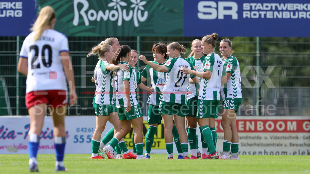 Fussball, Testspiel Frauen, SV Werder Bremen - Hamburger SV | Spielerinnen des SV Werder Bremen mit Torjubel, Jubel, jubeln, jubelt, optimistisch, Spielszene, Highlight, Freude über das Tor zum 1:0