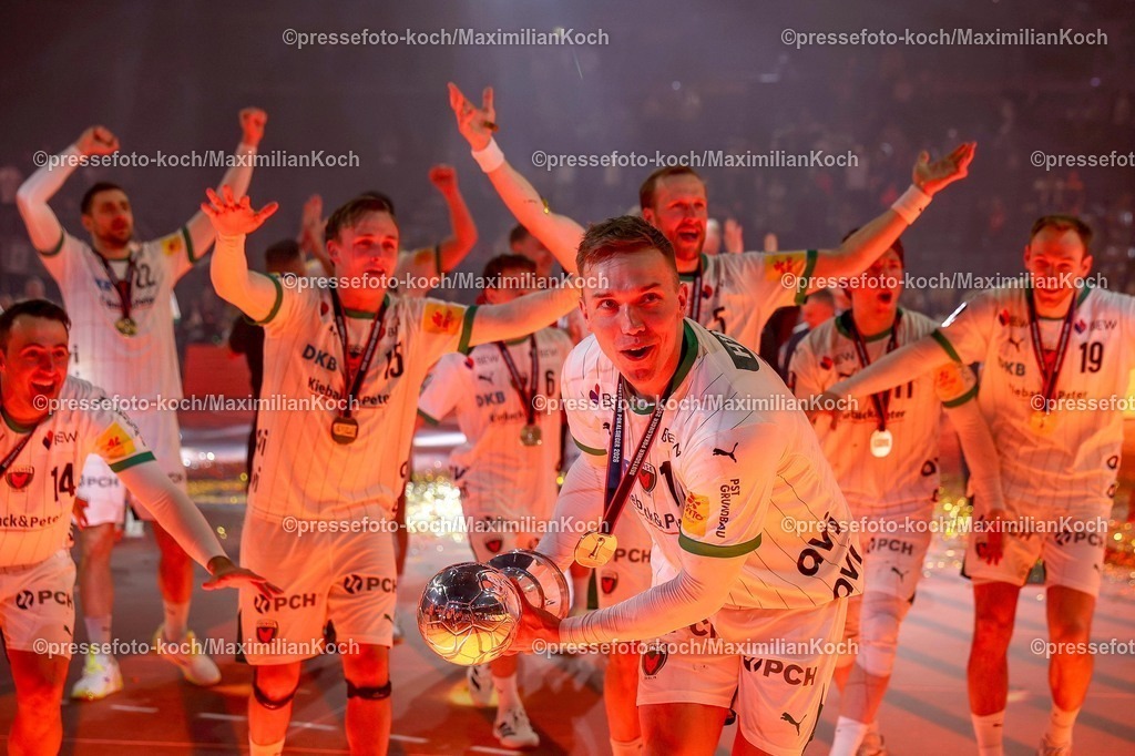 xSSCx19042602050 | 19.04.2026, xsscx, Handball, DHB-Pokal Lidl Final4, Finale, Füchse Berlin - Bergischer HC, Saison 2025 / 2026 Herren, Lanxess Arena, Köln: Die Mannschaft der Füchse Berlin feiert den Sieg im DHB-Pokal, Lasse Andersson (Füchse Berlin #11) Photo: xSandraxScherningxPressefotoKochx
