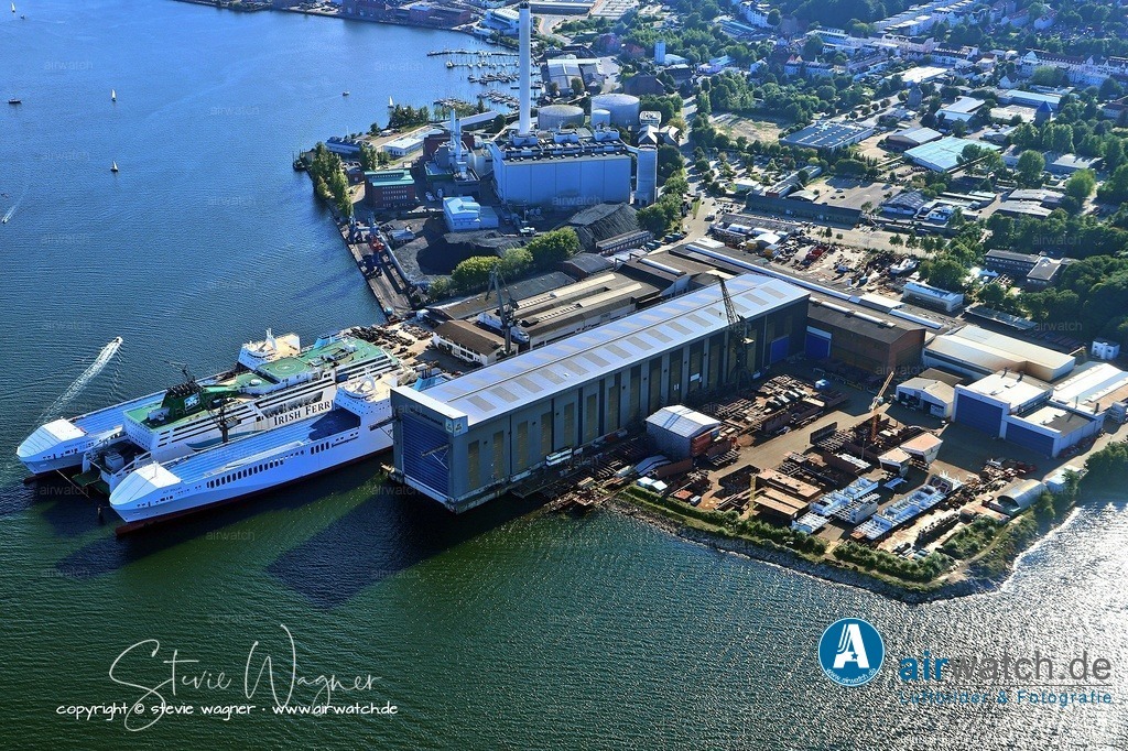 Die Werft erlebte zahlreiche Höhen und Tiefen | Die Werft erlebte zahlreiche Höhen und Tiefen. Nach der Weltwirtschaftskrise musste der Betrieb von 1930 bis 1934 eingestellt werden, und auch nach dem Zweiten Weltkrieg meldete die FSG mehrfach Insolvenz an. 1990 wurde das Unternehmen von Egon Oldendorff übernommen. Im Jahr 2014 übernahm das norwegische Familienunternehmen Siem Industries die Werft.