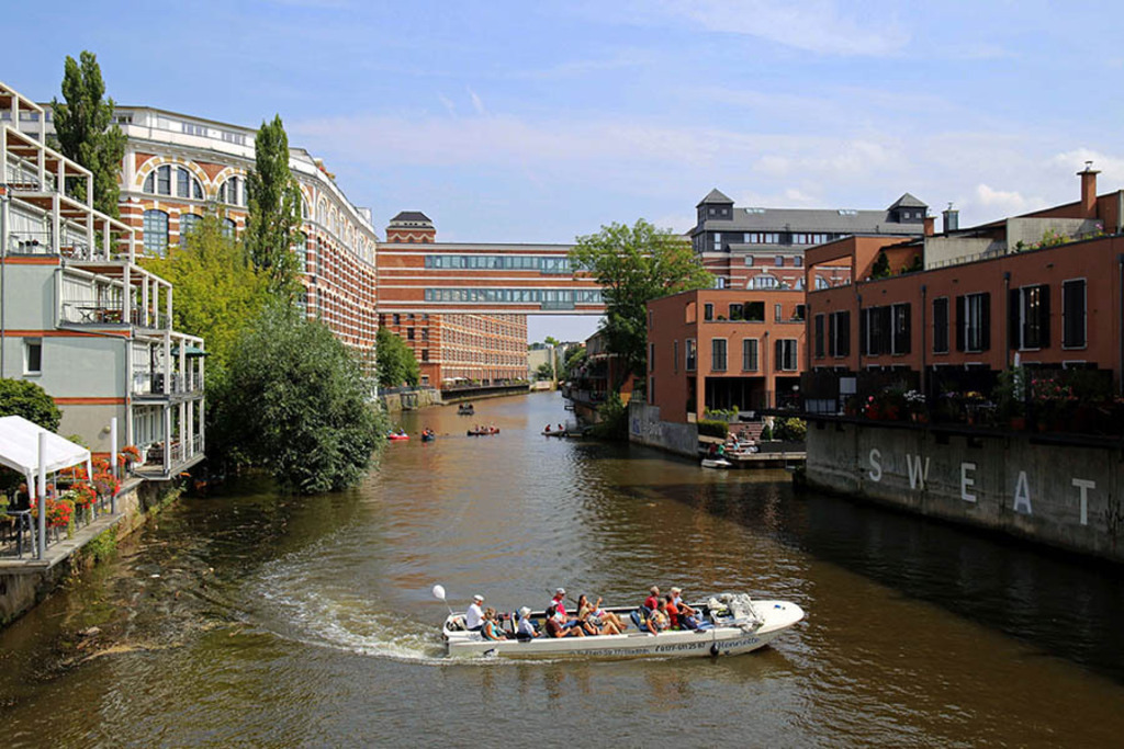 Foto: Leipzig - Buntgarnwerke an der Weißen Elster - Motorboot-Tour | Das Team hinter BILDLEXIKON LEIPZIG bündelt historische wie aktuelle Informationen über die Stadt Leipzig in Text und Bild auf einer Plattform und stellt diese der interessierten Öffentlichkeit zur Verfügung.