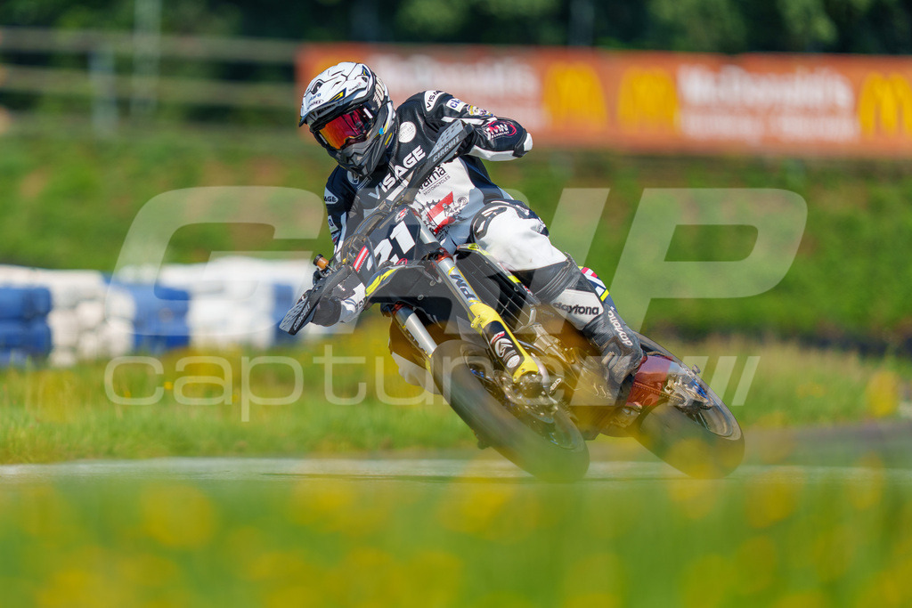 SuperMoto_Staatsmeisterschaft_Greinbach_313 | GRIPcapture steht für authentische Sportfotografie in Österreich – für Momente, die mehr sind als Geschwindigkeit oder Ergebnis. Es geht um Emotion, Spannung, Fokus und den Augenblick, der oft nur einen Wimpernschlag dauert.Ob Motorsport, Teamsport oder 