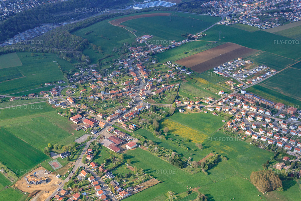 Luftbild: Ortsansicht von Süden in Cutry im Bundesland Meurthe-et-Moselle in Frankreich. – Foto: IMG_39731.jpg vom 16.04.2011 durch Werner Riehm/FLY-FOTO.de – Auflösung des Originals: 4752 x 3168 px